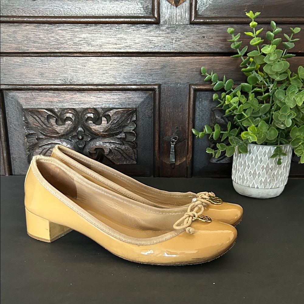 TORY BURCH Chelsea Nude Ballet
Heels Pumps Patent Leather Bow
Charm